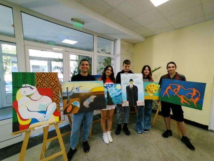 Ученици от „Рекламна графика“ в ПГТ отбелязват Международния ден на художника