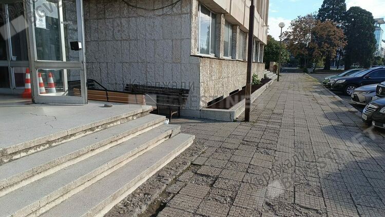 Тротоарът пред Театъра е за обновяване,от Храма на Мелпомена напомнят че в него влизат и министри