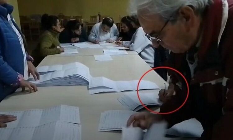 Камери показват как член на СИК попълва празни бюлетини в полза на "ДПС - Ново начало" и ГЕРБ