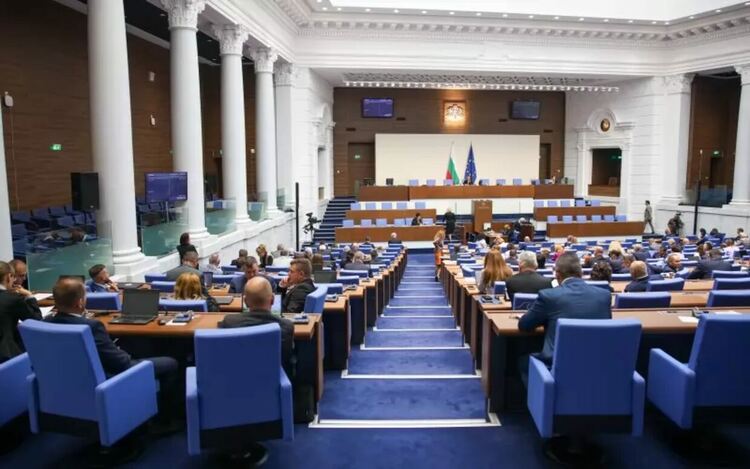 Депутатите се изпокараха кой да седне на първия ред в НС