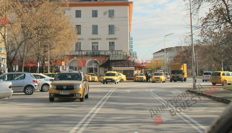 Такситата в Димитровград излизат на протест