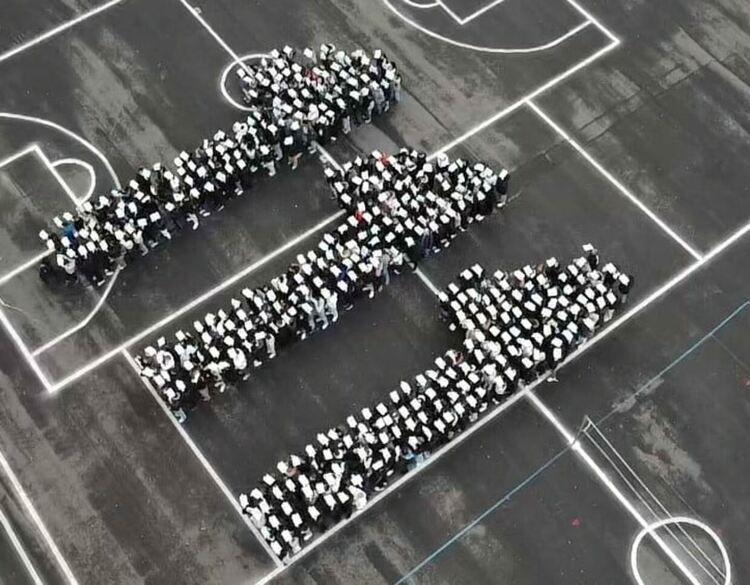 500 ученици от СУ "Отец Паисий" с впечатляваща „жива” инсталация
