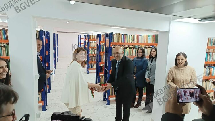 Кметът на Кърджали Ерол Мюмюн откри „Съкровищница на знания“в регионалната библиотека