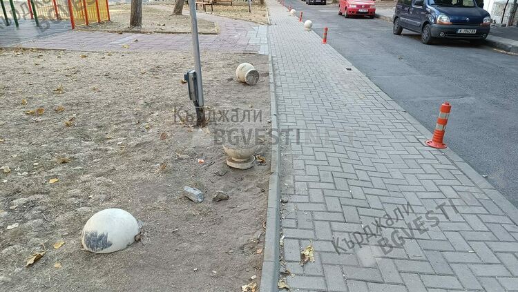 Помляха ограничителните колчета на „Златния тротоар” в Кърджали,Общината нехае