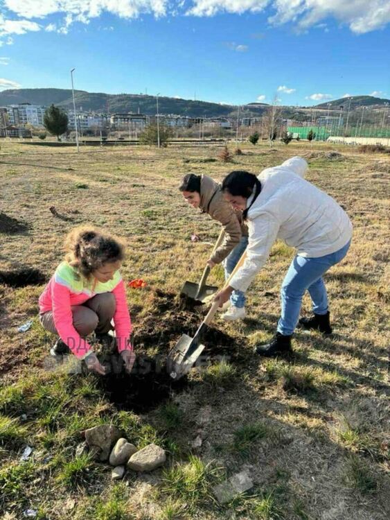 Деца с увреждания от спортен клуб „Съни Кидс” засадиха дръвчета в парк „Арпезос Север” в Кърджали
