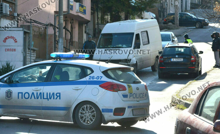 Товарен бус удари лек автомобил след отнето предимство