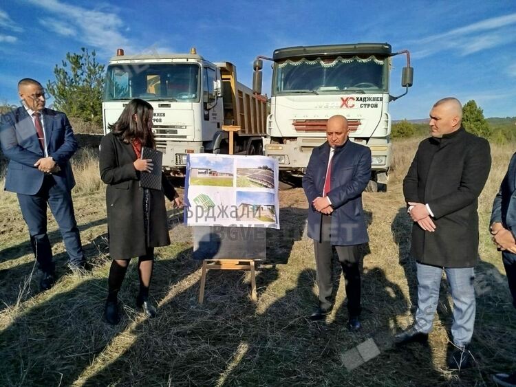 Кметът Ерол Мюмюн направи първа копка за изграждането на приют за 1010 безстопанствени животни край село Седловина