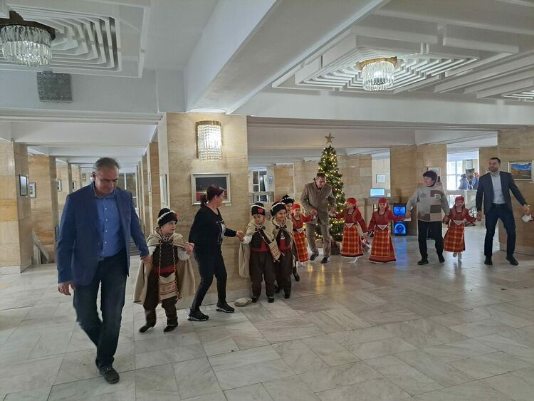  Малчугани от детска градина „Синчец“ пяха, танцуваха и сурвакаха за  Игнажден в Община Смолян