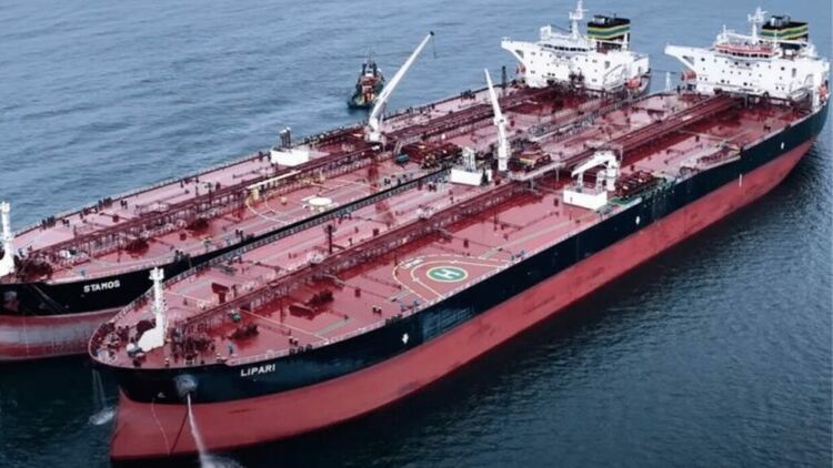 Разследване: Лукойл Нефтохим продължава да зарежда руски петрол пред очите на всички
