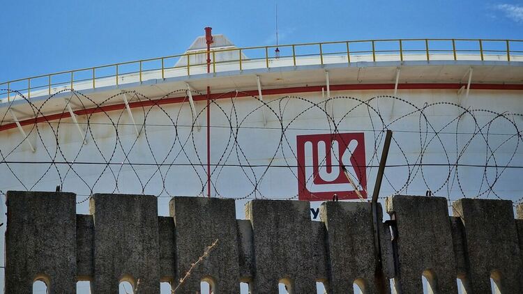 КЗК проверява финансовото министерство за търг за горива по жалба на „Лукойл“