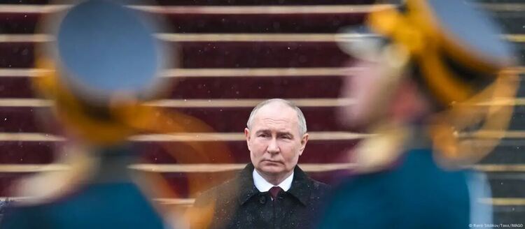 Несменяем лидер от четвърт век: как го постигна Путин