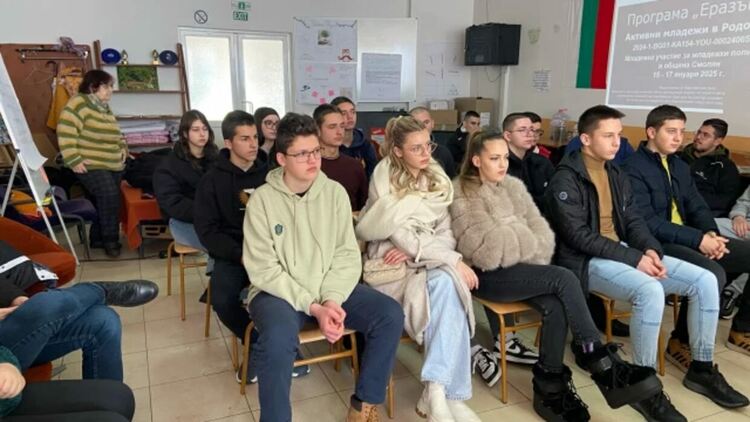 Младежи от 6 училища влязоха в ролята на общински съветници в Смолян