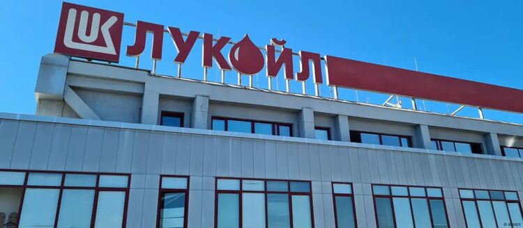 Защо „Лукойл“ продава петролната си рафинерия в България