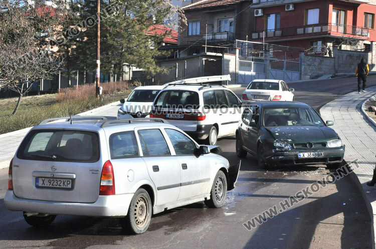 Водач на „Фолксвген“ се заби в „Опел“ на мокър и хлъзгав асфалт на ул. „Дунав“