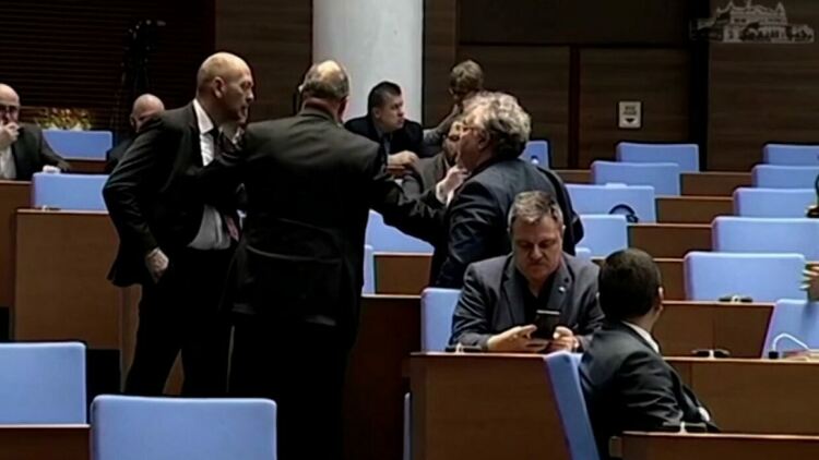 Нов скандал в пленарната зала: Славчо Крумов и Манол Пейков почти стигнаха до бой