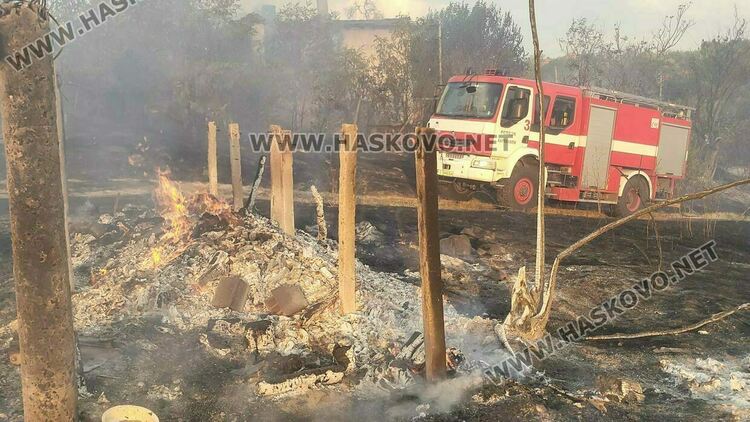 Два автомобила и машини изгоряха при пожар в птицеферма