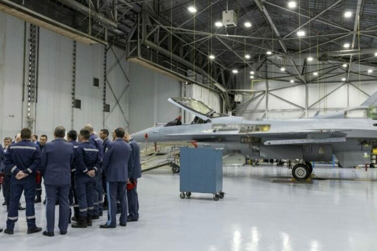 „Не всичко е цветя и рози с F-16“. Moже да се наложи пилотите да се върнат в САЩ за новo обучение