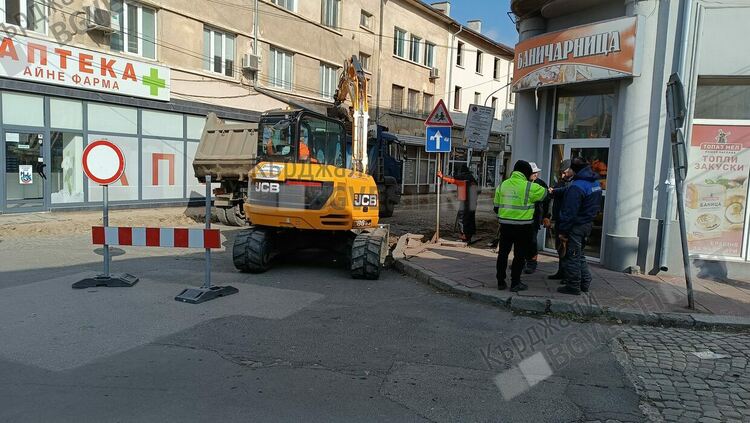 Ремонтират участъка от ул.”Републиканска”потрошил много коли в Кърджали