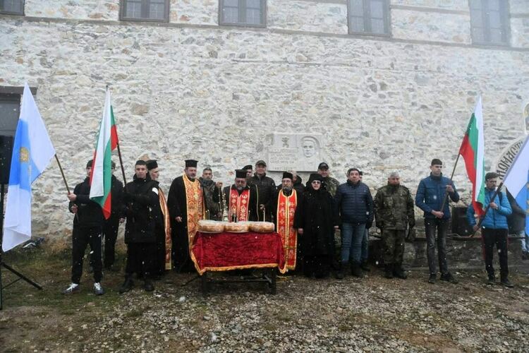 Десетки се стекоха до манастир "Света Петка" в памет на Апостола 