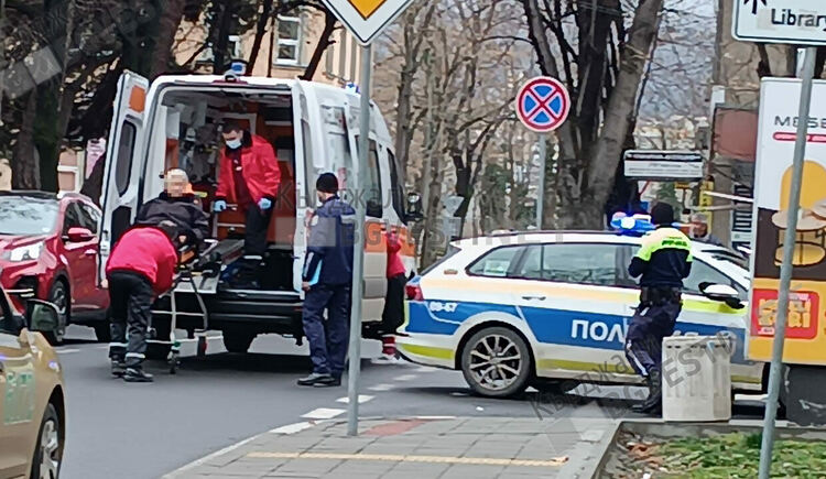 Хасковлия блъсна на заден ход възрастна жена в центъра на Кърджали, тя се отърва с лека контузия /снимки/