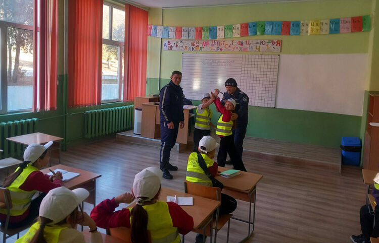 Полицаи от РУ-Крумовград представиха пред ученици техники за самозащита при нападение и при задържане на правонарушители            