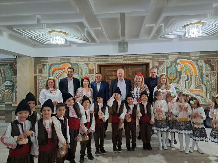 Малчуганите от ДГ „Слънце“ в Смолян поздравиха кмета Николай Мелемов за Баба Марта