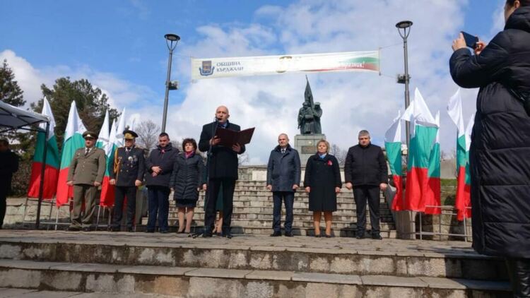 Кърджали чества Трети март, кметът поведе тържественото шествие