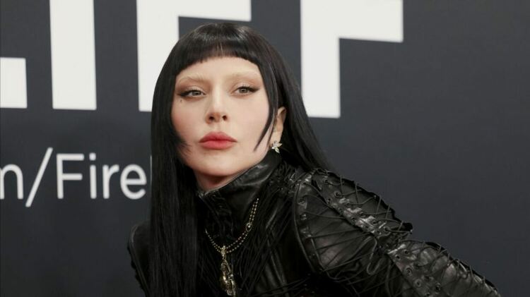 Lady Gaga издаде „Mayhem“, „Perfect Celebrity“ е вдъхновена от The Cure