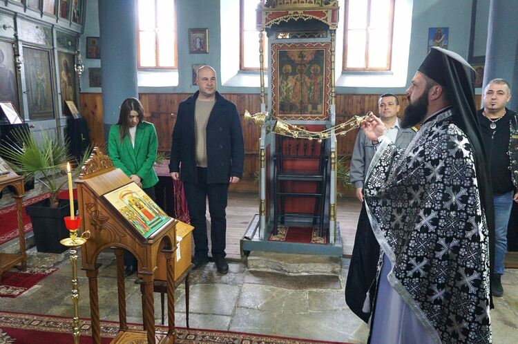 С литургия отбелязаха 15-годишнината от пострижението в монашество на архимандрит Максим