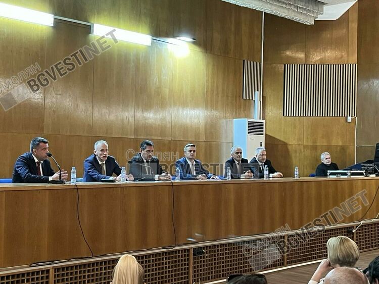 Министър Красимир Вълчев:  Ако не намалим пълняемостта, ще има празни паралелки в Смолянска област