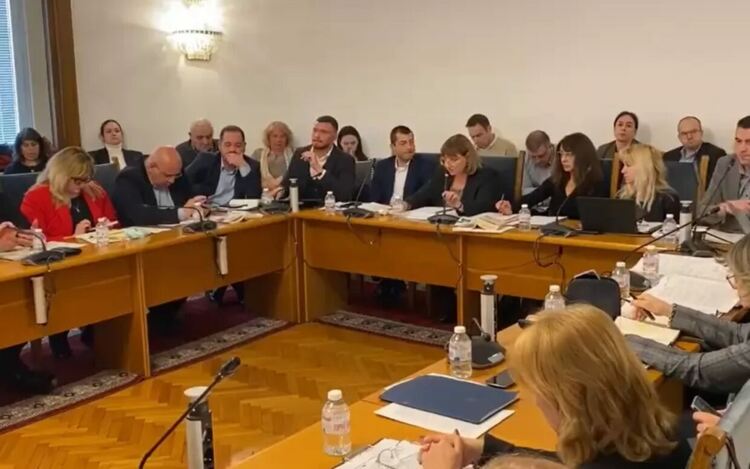 Управляващите твърдо бранят вота с хартиени бюлетини
