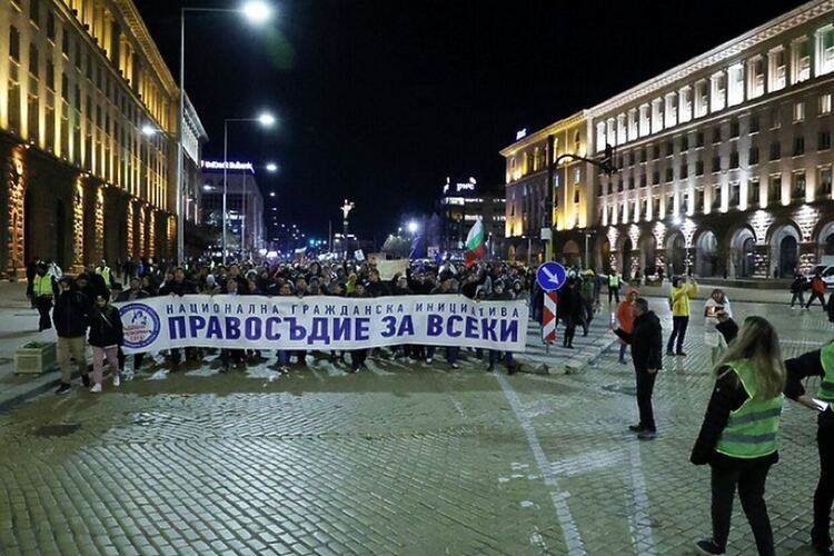 „Шиши вън! Кой не скача, е дебел“. Хиляди протестираха в София срещу Пеевски