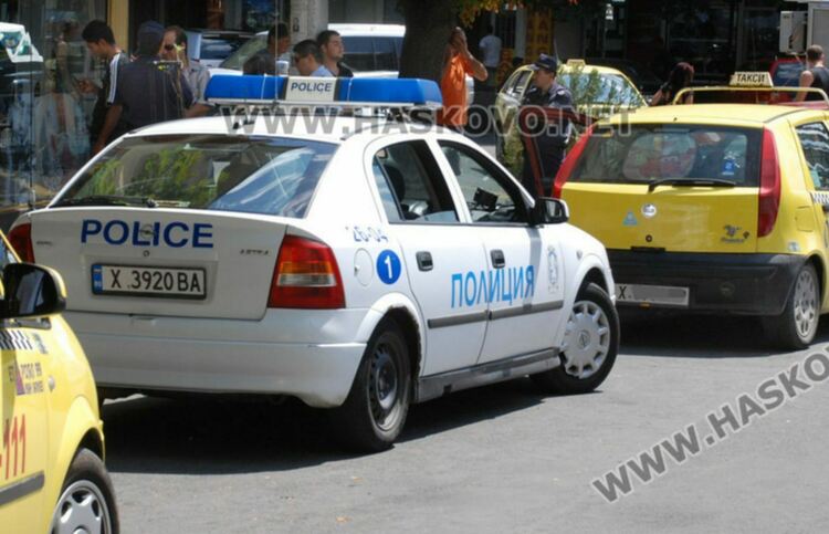 Задържаха криминално проявен с нелегално такси