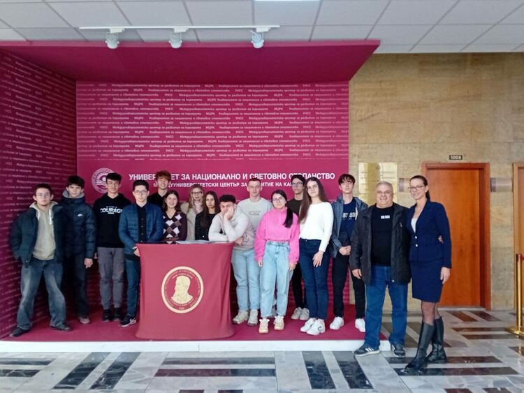 Ученици от „Славейков“ посетиха и бяха приети като студенти в УНСС