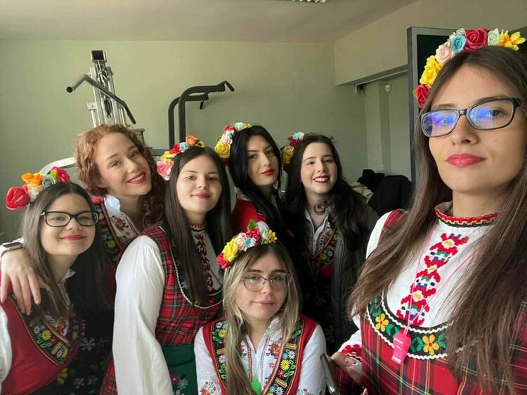 С гайда и народни носии ученици от ПМГ-Димитровград поканиха класния си ръководител на бала