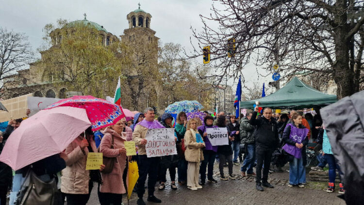 Психиатри и персонал от държавните болници протестираха в София