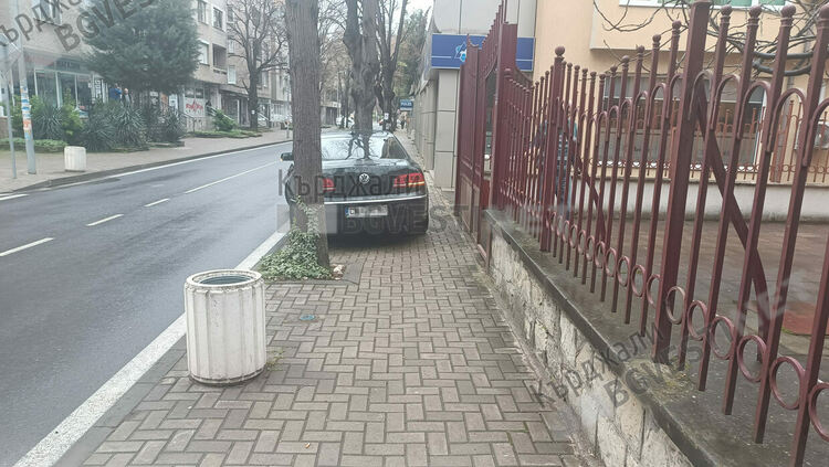  Смоленчанин ни демонстрира как се паркира в Синята зона в Кърджали