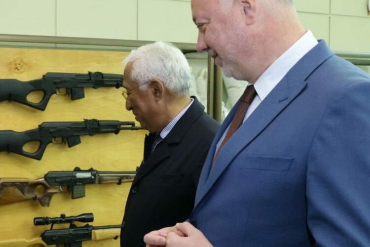 Премиерът разведе шефа на Европейския съвет из военния завод „Арсенал“