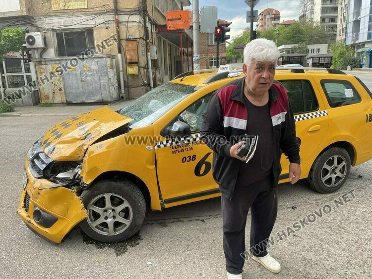 В болница е оставен шофьорът на таксито от катастрофата на Кърджалийска
