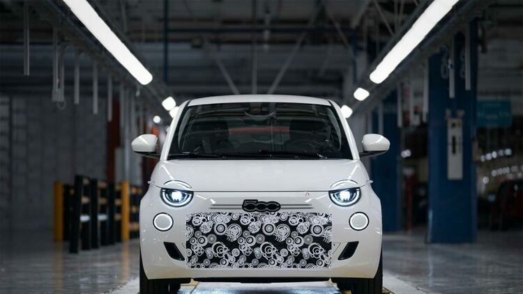 Безпрецедентно: Fiat преоборудва електрическия 500 в хибрид