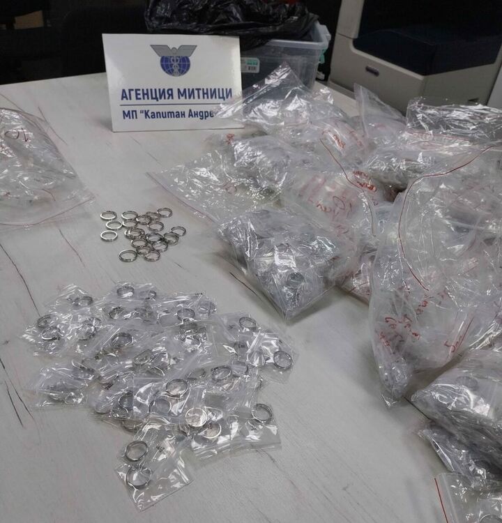 Откриха контрабандни стоки за близо 130 000 лева в микробус