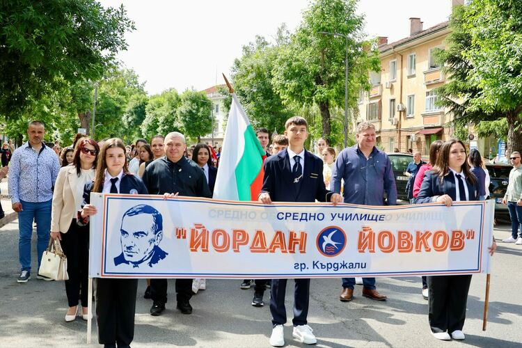 Йовковци изпратиха абитуриентите си с арка от книги и специална значка