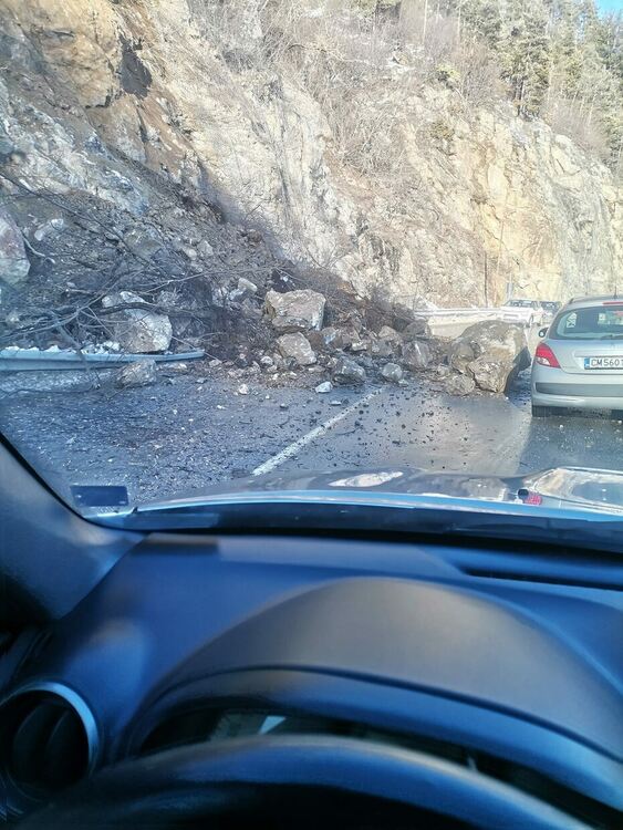 Два сигнала за паднали камъни по пътищата са получени след валежите в Смолянско