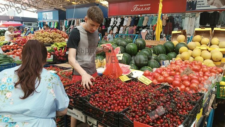 18 лв за кг череши на Черешова задушница на Пазара в Кърджали, кържалийци купуват червясали за 13 лв кг
