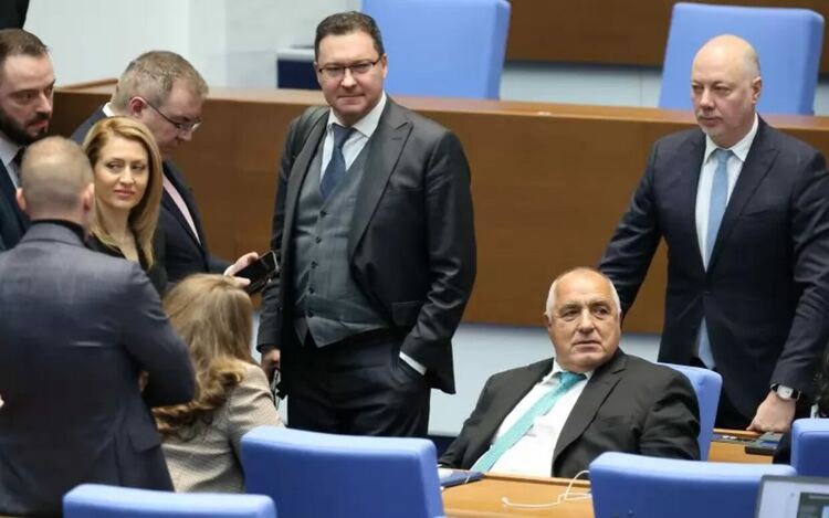 Корпулентен гръб подпира Даниел Митов