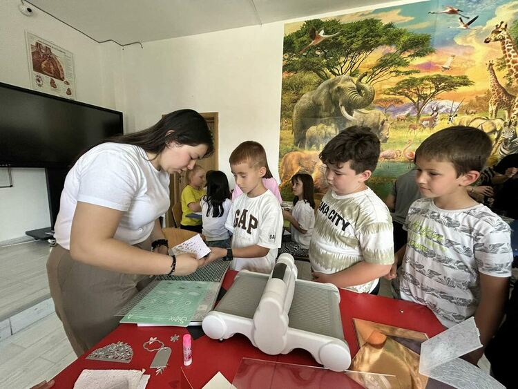 От смачкан лист до красива картичка – мисия възможна в „Славейков“