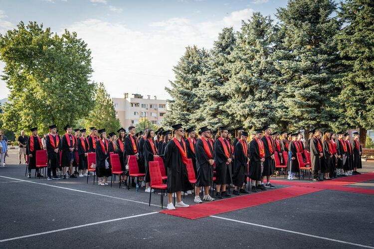 45 плакета за дипломираните славейковци