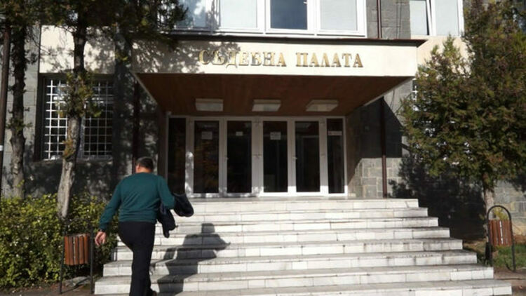 Задържаха под стража 17-годишния, счупил с юмрук зъбите на майка си