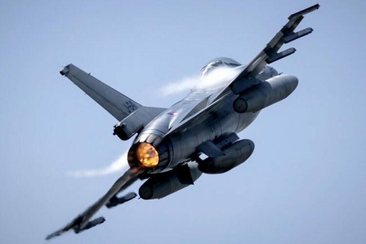 Украйна загуби пилот и изтребител F-16 след най-мащабната руска въздушна атака от началото на войната