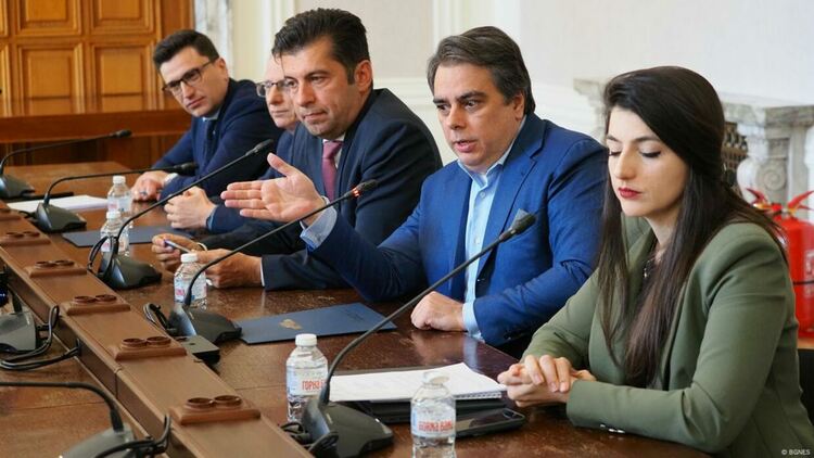 Скандалът в ПП: Оставката на Петков не изчерпва темата